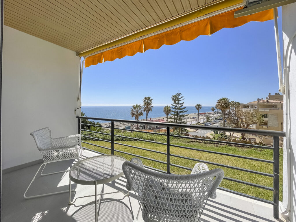 Interiorismo y Reforma Integral Apartamento Castillo Santa Clara Torremolinos Málaga - Estado Final - 07 - Terraza