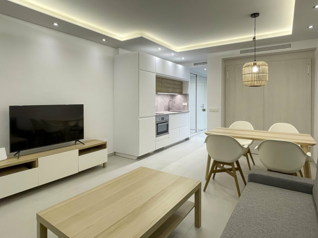 Interiorismo y Reforma Integral Apartamento Castillo Santa Clara Torremolinos Málaga - Estado Final - 16 - Salón - Comedor - Cocina Noche