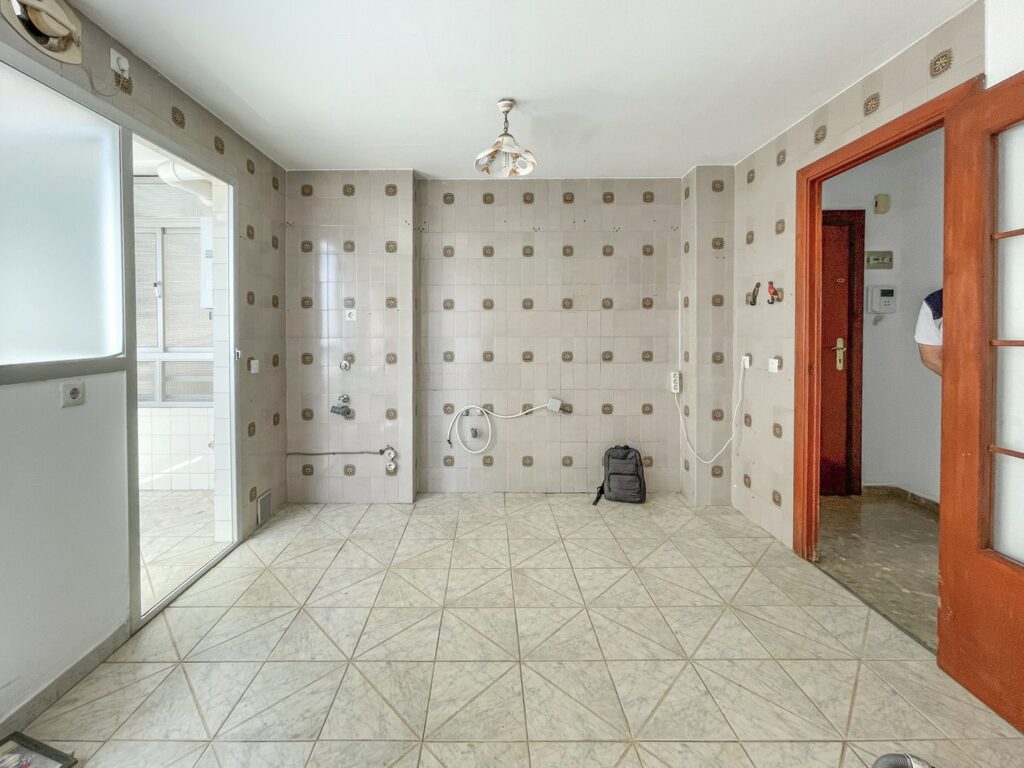 Proyecto Interiorismo y Reforma Vivienda - Av Pío Baroja - Echeverría del Palo - Málaga - Diseño de Interiores - Estado Inicial - 06 - cocina
