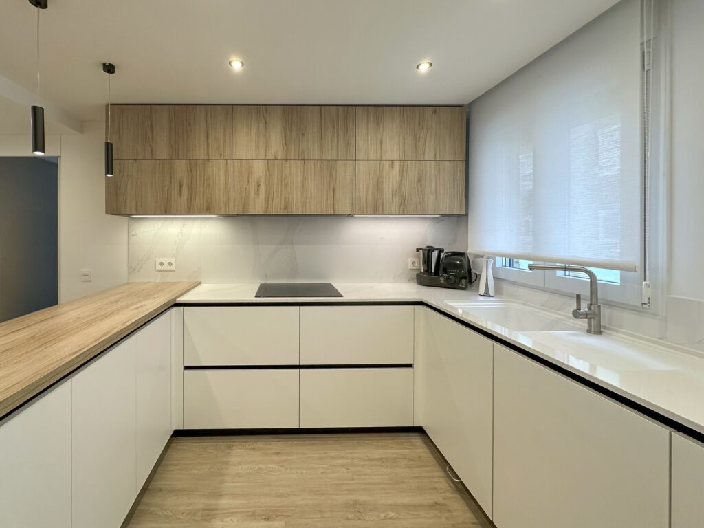 Reforma Integral Vivienda - Av Pío Baroja - Echeverría del Palo - Málaga - Estado Final - 10 - Cocina en U Reforma Integral Vivienda - Av Pío Baroja - Echeverría del Palo - Málaga - Estado Final - 10 - Cocina en U