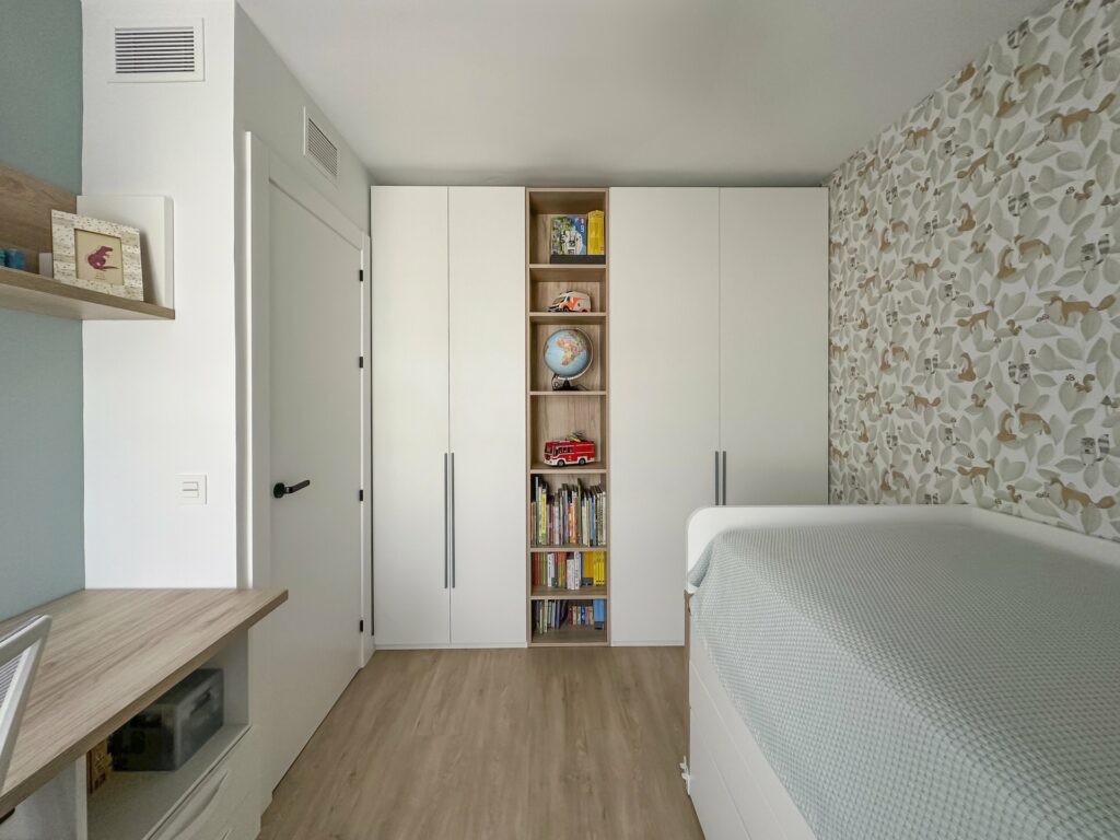 Reforma Integral Vivienda - Av Pío Baroja - Echeverría del Palo - Málaga - Estado Final - 25 - Dormitorio infantil verde Reforma Integral Vivienda - Av Pío Baroja - Echeverría del Palo - Málaga - Estado Final - 25 - Dormitorio infantil verde