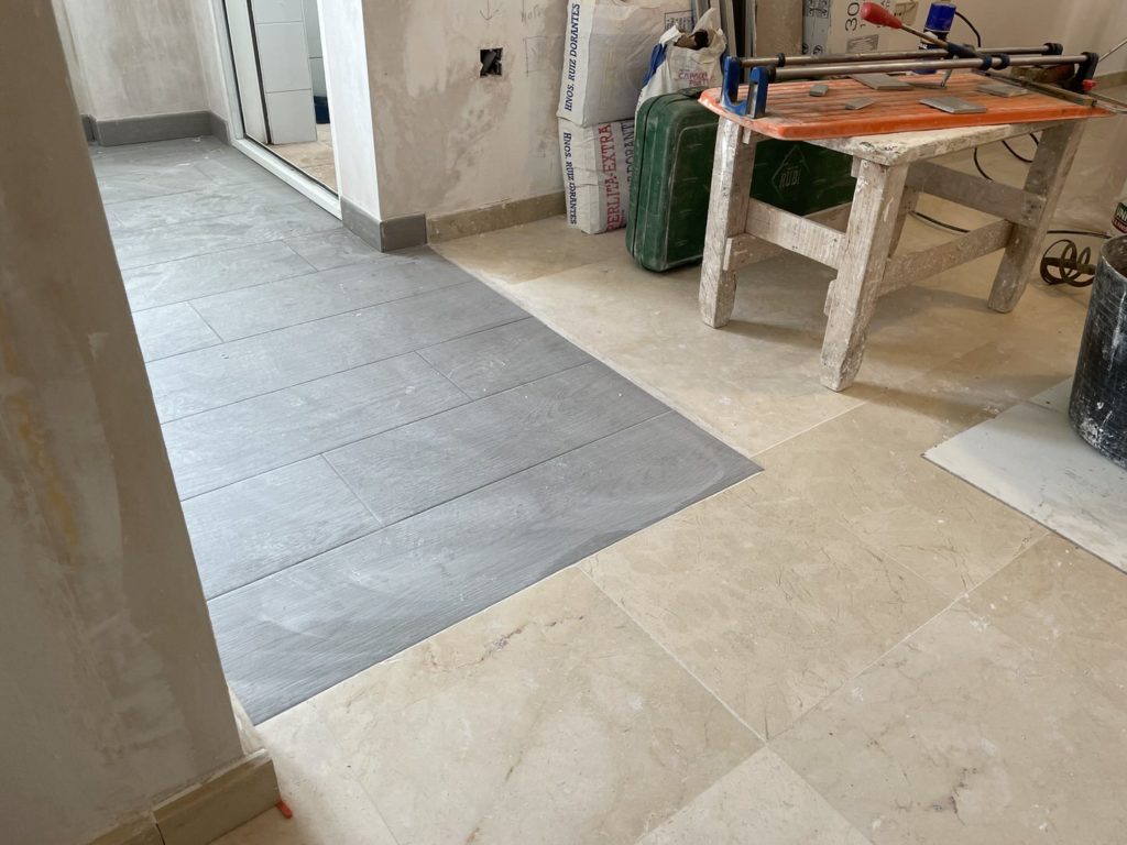 Reforma Integral Vivienda Av del Lido - Playamar - Torremolinos - 15 - Diferentes solerías en cocina y salón