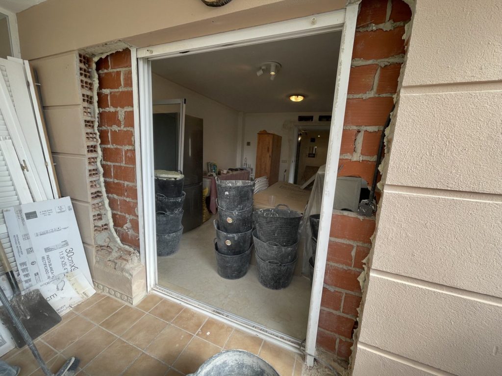 Reforma Integral Vivienda Av del Lido - Playamar - Torremolinos - 18 - Apertura de hueco en fachada para nueva carpintería metálica