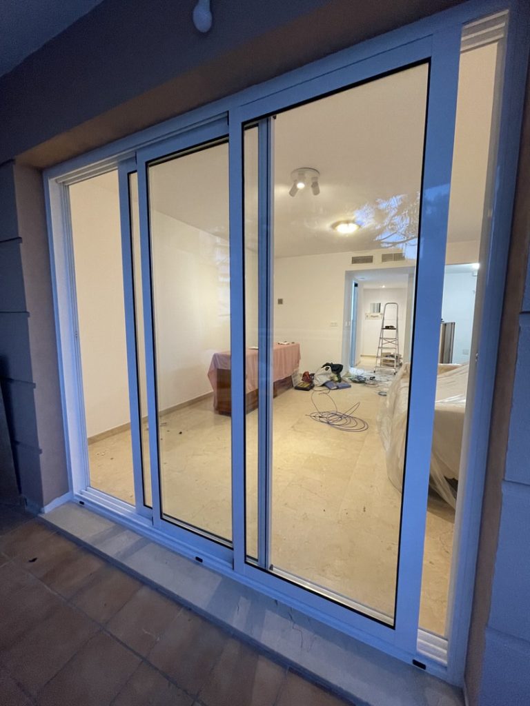 Reforma Integral Vivienda Av del Lido - Playamar - Torremolinos - 20 - Nuevo cierre de aluminio tres hojas en tres carriles