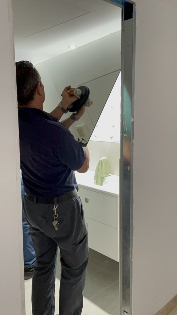 Reforma Integral Vivienda Av del Lido - Playamar - Torremolinos - 24 - Colocación de espejo pegado a pared en baño
