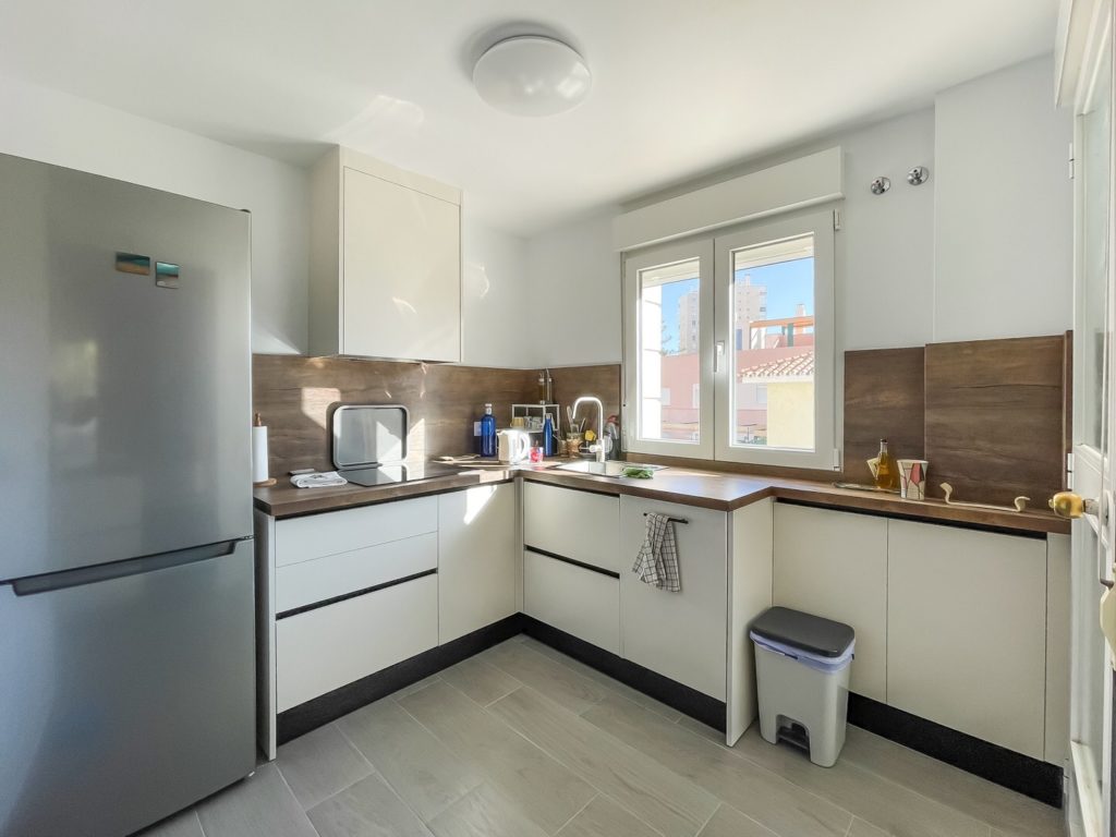 Reforma Integral Vivienda Av del Lido - Playamar - Torremolinos - 27 - Estado Final - Cocina amplia y luminosa