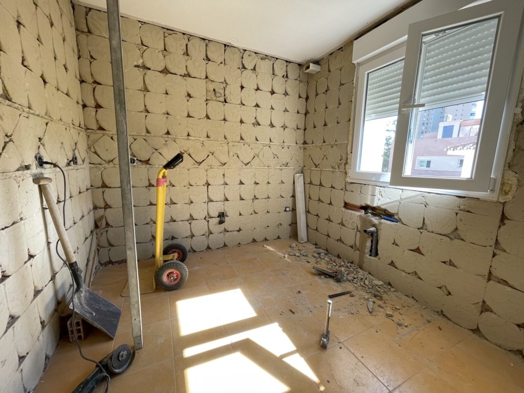 Reforma Integral Vivienda Av del Lido - Playamar - Torremolinos - 6 - Desmontaje cocina y demolición alicatado