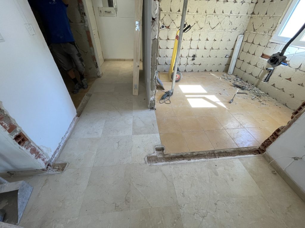 Reforma Integral Vivienda Av del Lido - Playamar - Torremolinos - 7 - Demolición tabiquería unión cocina y salón