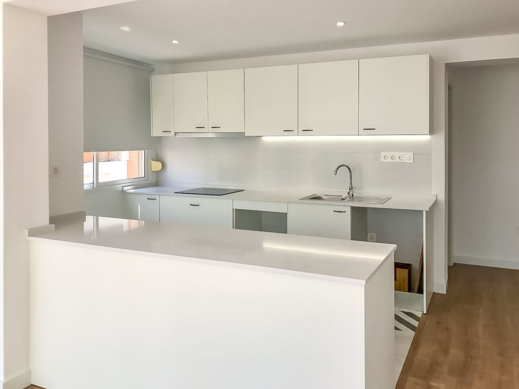 Reforma integral vivienda calle Gordon - zona Cristo de la Epidemia - Málaga - Estado final reformado - 16 - Cocina dos frentes