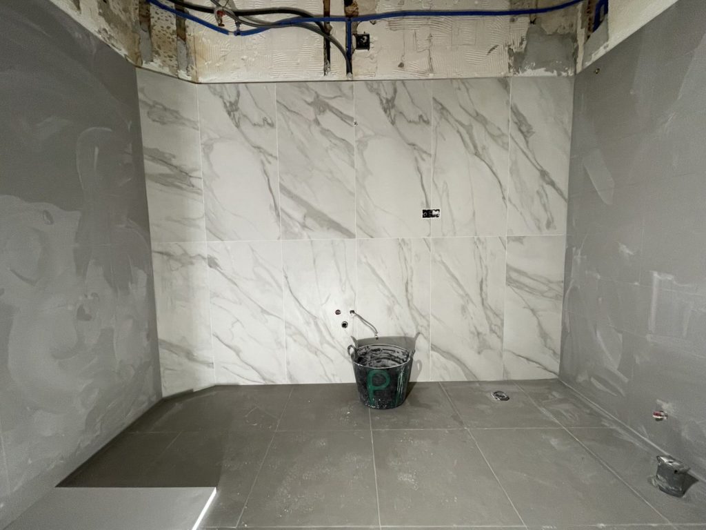 Reforma local comercial oficina en Montes de Oca - Málaga - Obra - 11 - Alicatado y solado baño