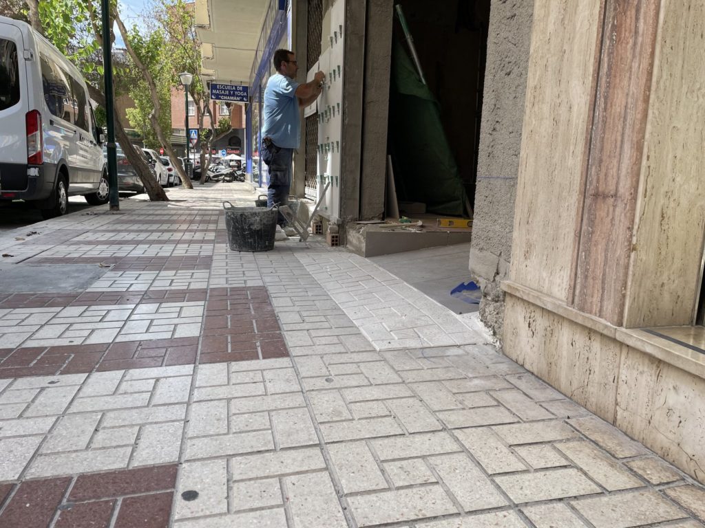 Reforma local comercial oficina en Montes de Oca - Málaga - Obra - 12 - Formación rampa de acceso