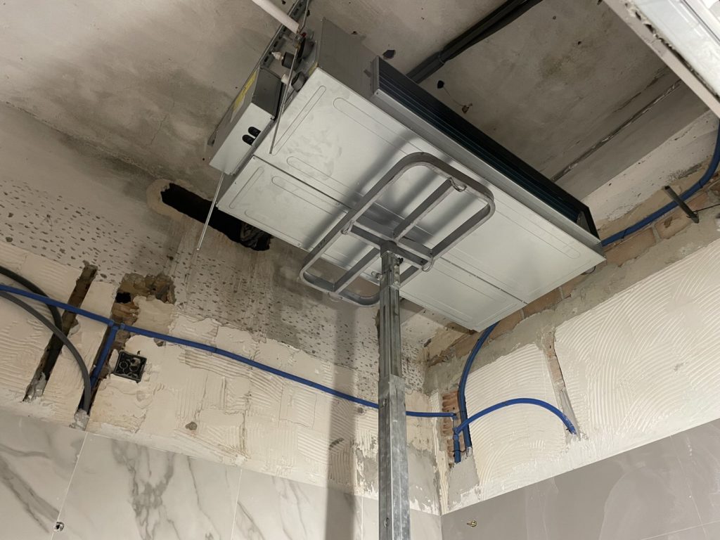 Reforma local comercial oficina en Montes de Oca - Málaga - Obra - 13 - Instalación máquina climatizadora aire acondicionado