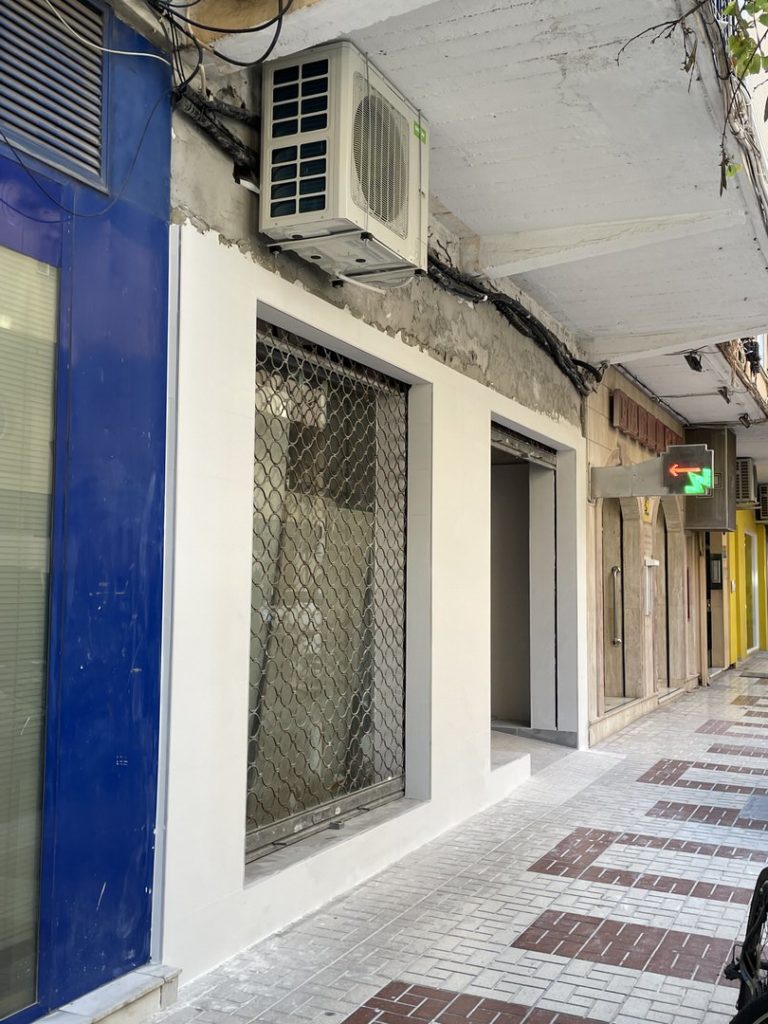 Reforma local comercial oficina en Montes de Oca - Málaga - Obra - 15 - Alicatado fachada