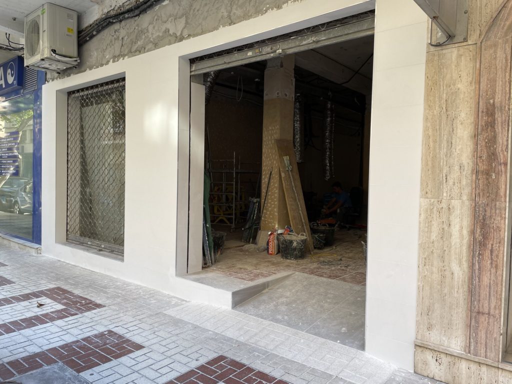 Reforma local comercial oficina en Montes de Oca - Málaga - Obra - 16 - Alicatado fachada