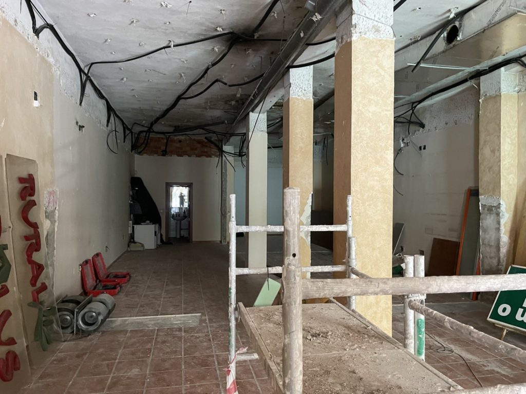Reforma local comercial oficina en Montes de Oca - Málaga - Obra - 2 - Demoliciones falsos techos y tabiques divisorios