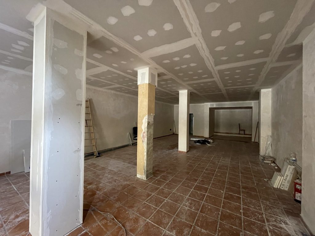 Reforma local comercial oficina en Montes de Oca - Málaga - Obra - 22 - Forrado de pilares para ocultar instalaciones