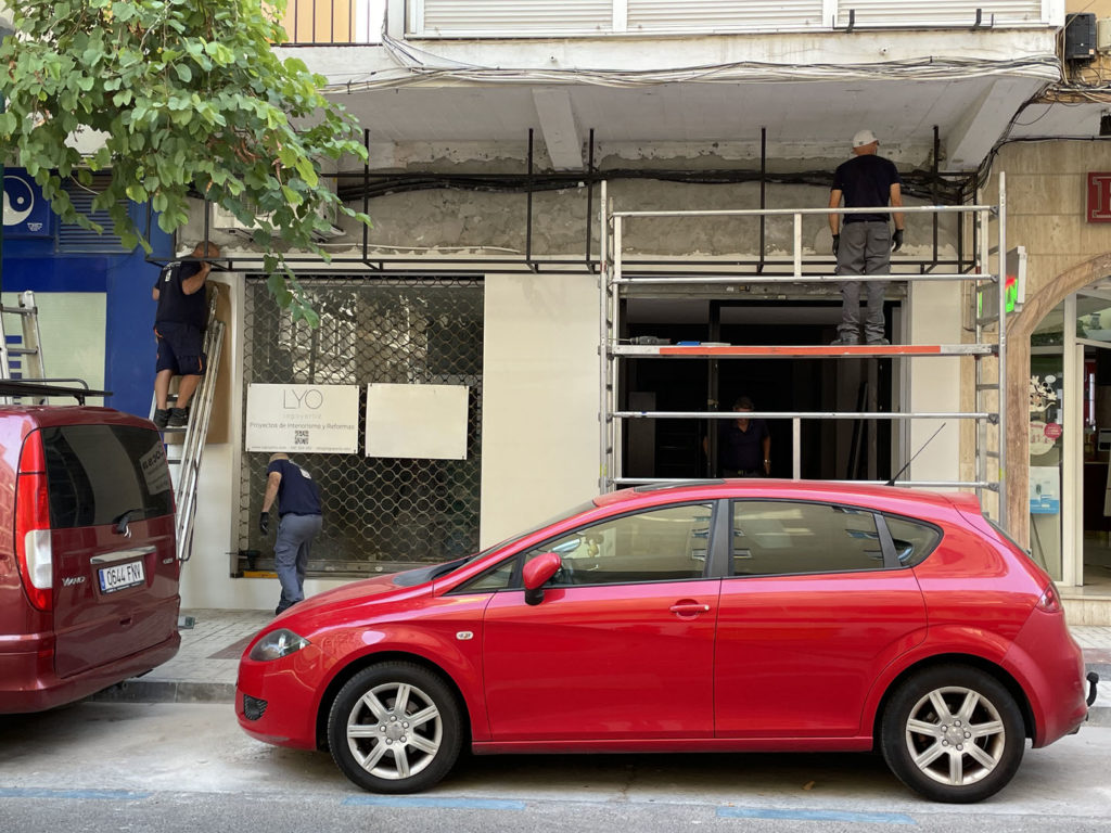 Reforma local comercial oficina en Montes de Oca - Málaga - Obra - 27 - Instalación estructura marquesina