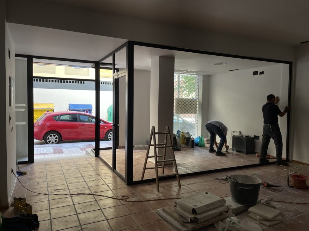Reforma local comercial oficina en Montes de Oca - Málaga - Obra - 31 - Instalación carpintería metálica negra