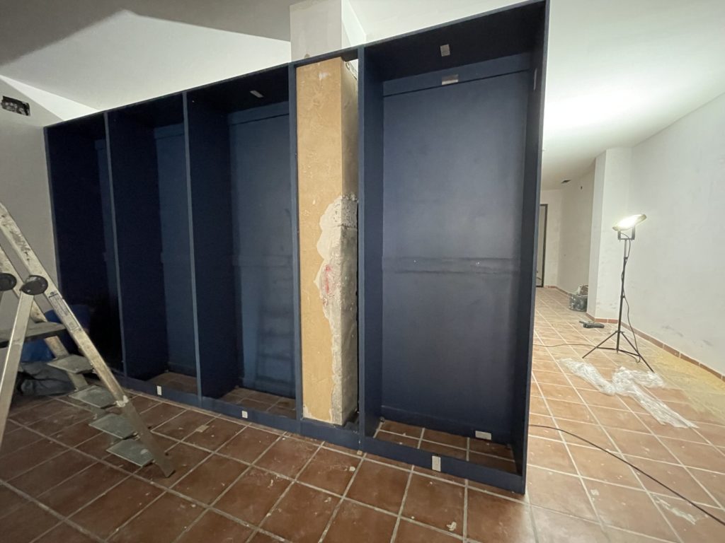 Reforma local comercial oficina en Montes de Oca - Málaga - Obra - 34 - Montaje de mobiliario almacenaje a medida