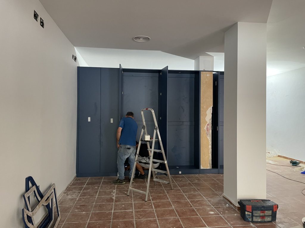 Reforma local comercial oficina en Montes de Oca - Málaga - Obra - 36 - Montaje de mobiliario almacenaje a medida