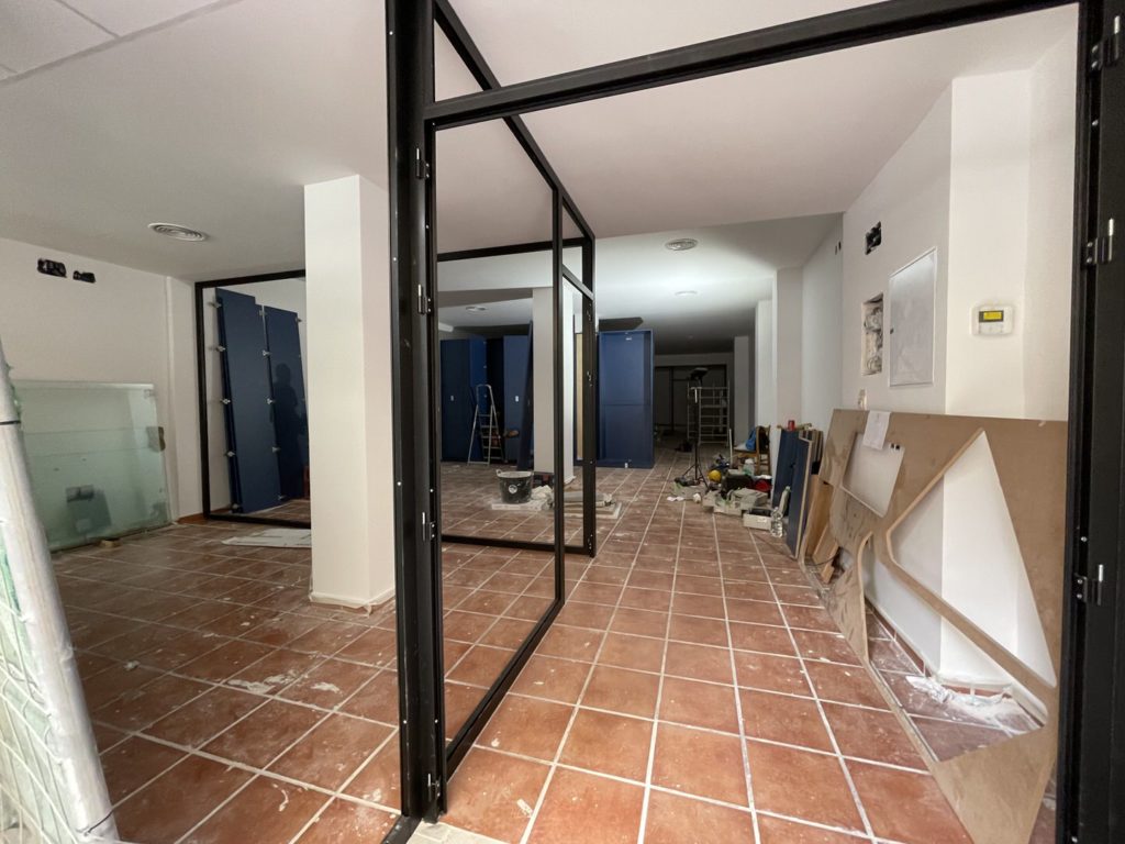 Reforma local comercial oficina en Montes de Oca - Málaga - Obra - 37 - Montaje de mobiliario almacenaje a medida