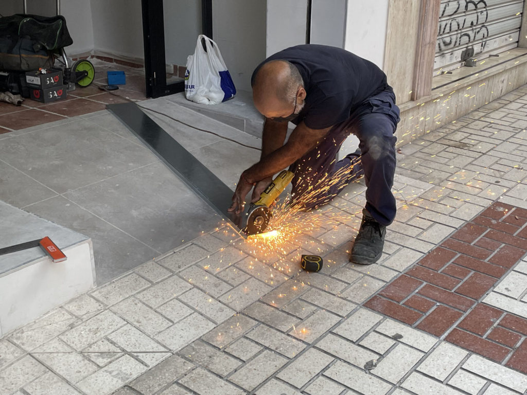 Reforma local comercial oficina en Montes de Oca - Málaga - Obra - 38 - Persiana metálica seguridad