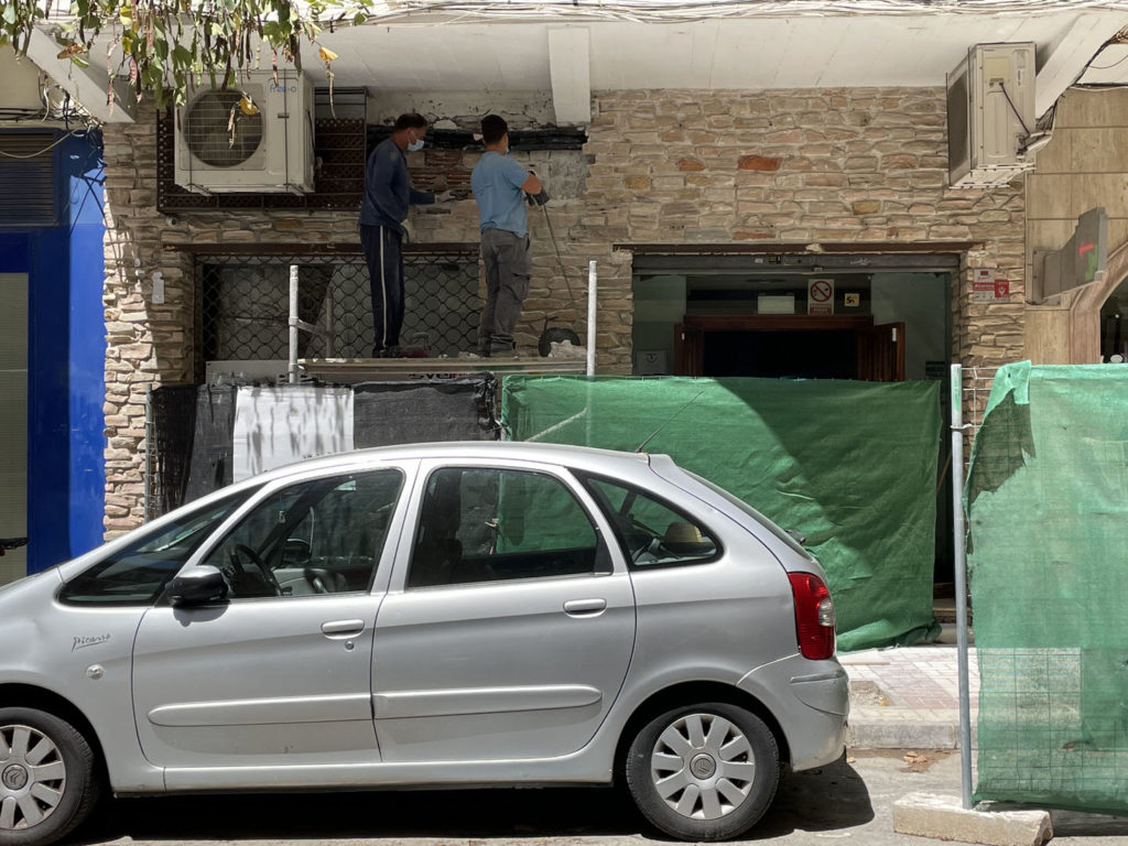 Reforma local comercial oficina en Montes de Oca - Málaga - Obra - 4 - Demolición fachada de piedra