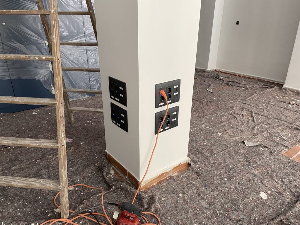 Reforma local comercial oficina en Montes de Oca - Málaga - Obra - 40 - Puestos de trabajo empotrados