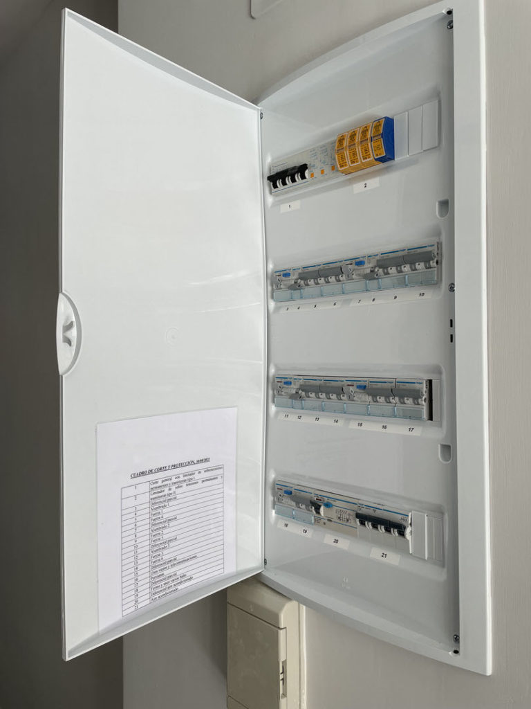 Reforma local comercial oficina en Montes de Oca - Málaga - Obra - 41 - Cuadro eléctrico de corte y protección