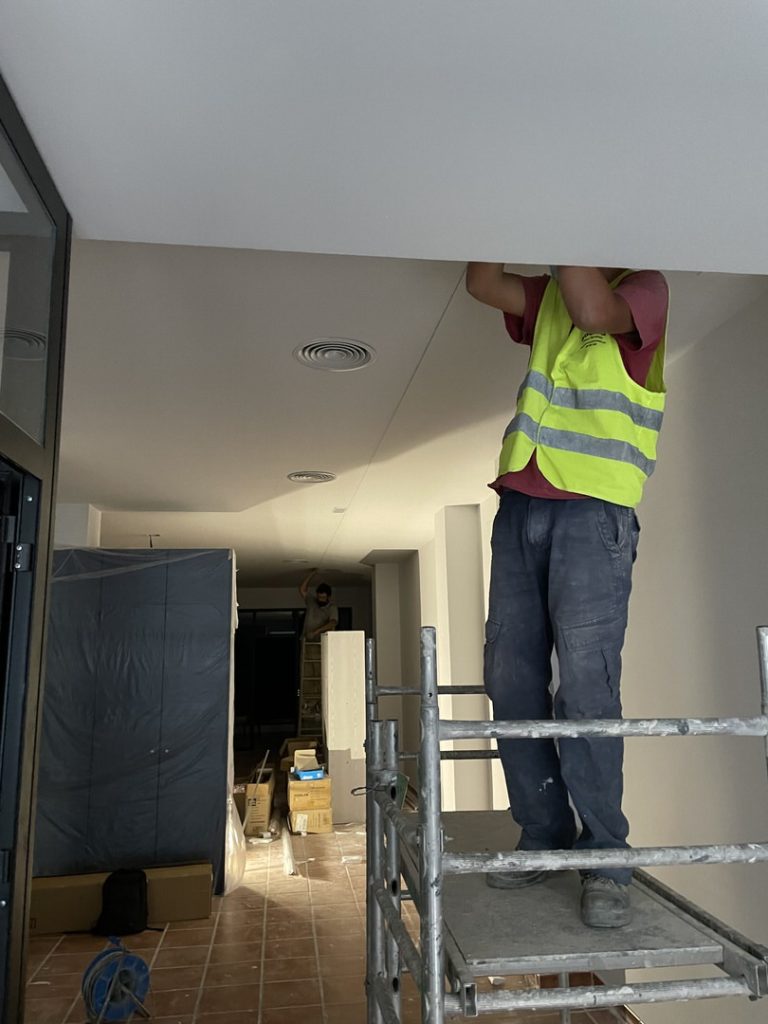 Reforma local comercial oficina en Montes de Oca - Málaga - Obra - 43 - Instalación de luminarias