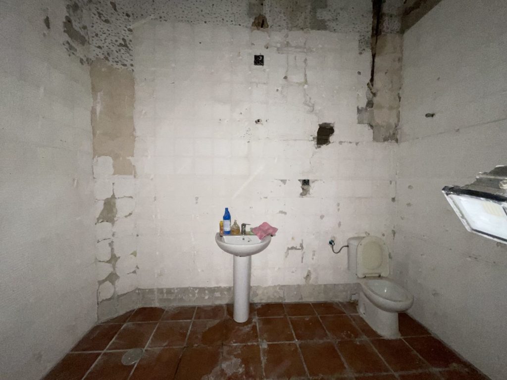 Reforma local comercial oficina en Montes de Oca - Málaga - Obra - 7 - Demolición alicatado baño