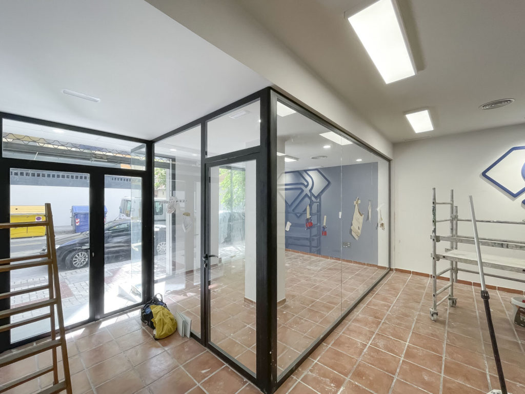 Reforma local comercial oficina en Montes de Oca - Málaga - Ultimos retoques - 10 - Carpintería metálica negra