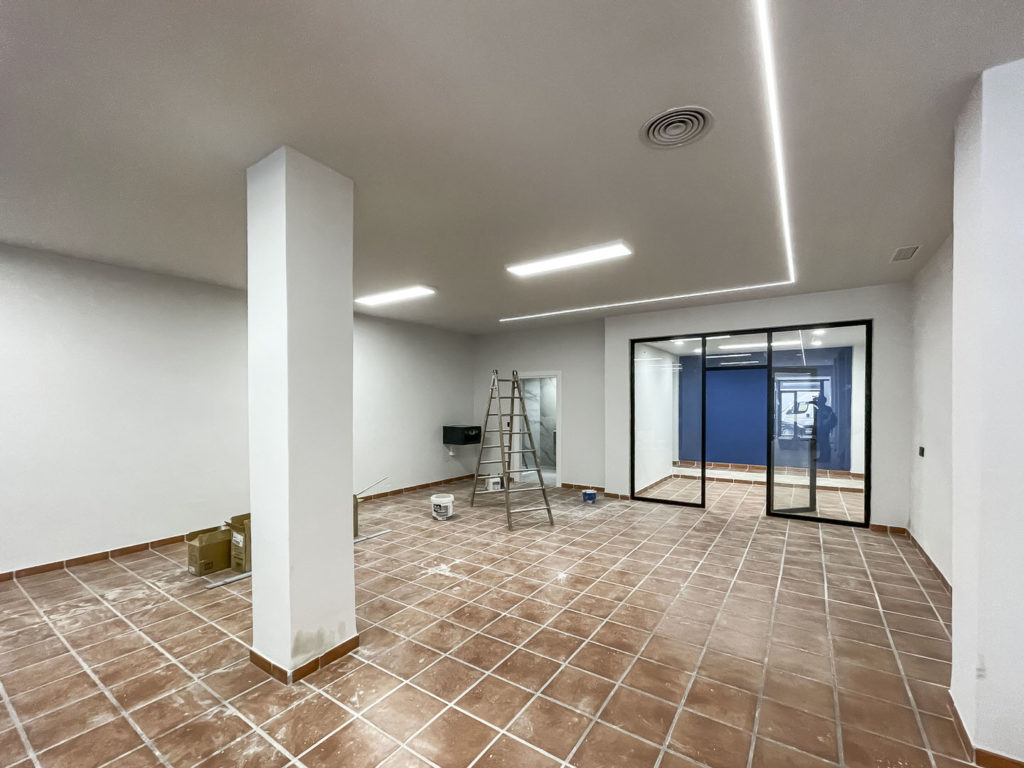 Reforma local comercial oficina en Montes de Oca - Málaga - Ultimos retoques - 12 - Almacén - Sala de reuniones