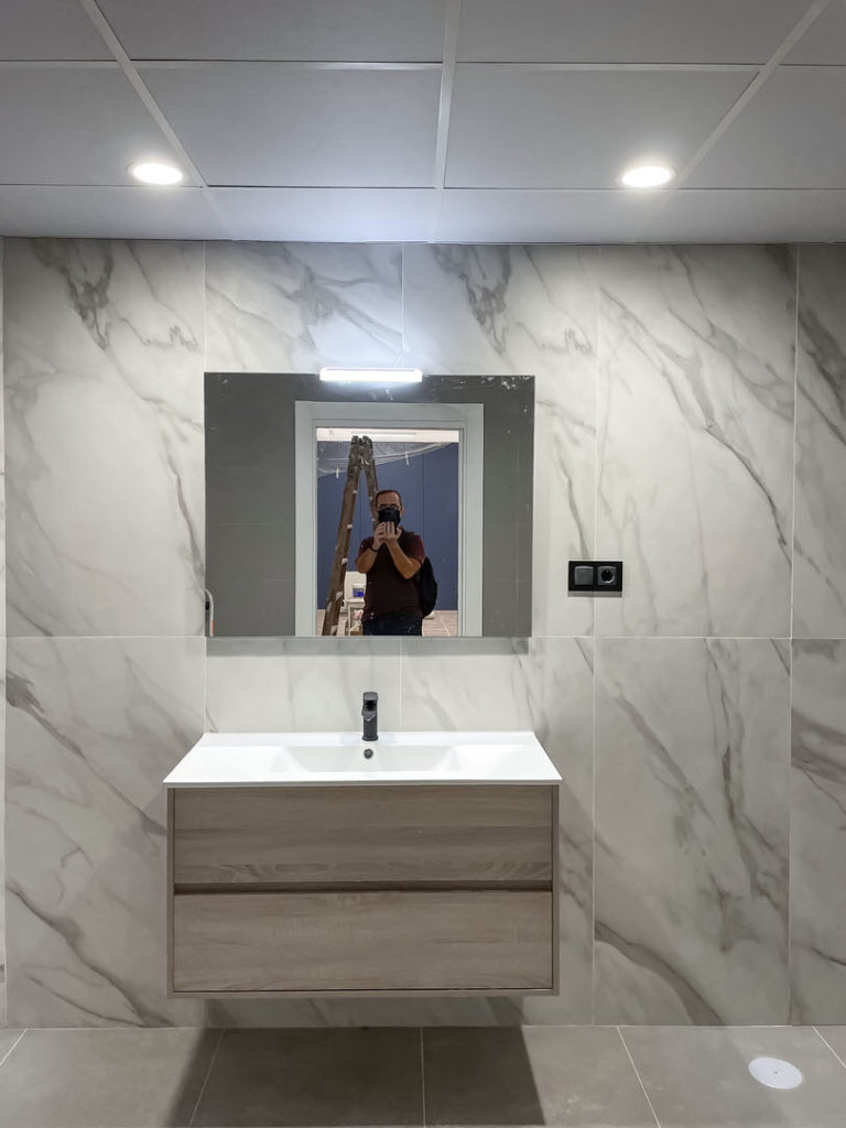 Reforma local comercial oficina en Montes de Oca - Málaga - Ultimos retoques - 2 - Baño