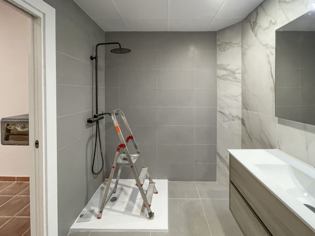 Reforma local comercial oficina en Montes de Oca - Málaga - Ultimos retoques - 3 - Baño