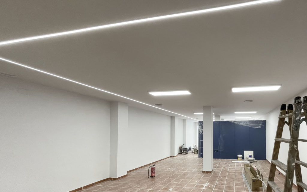 Reforma local comercial oficina en Montes de Oca - Málaga - Ultimos retoques - 4 - Almacén - Luminarias