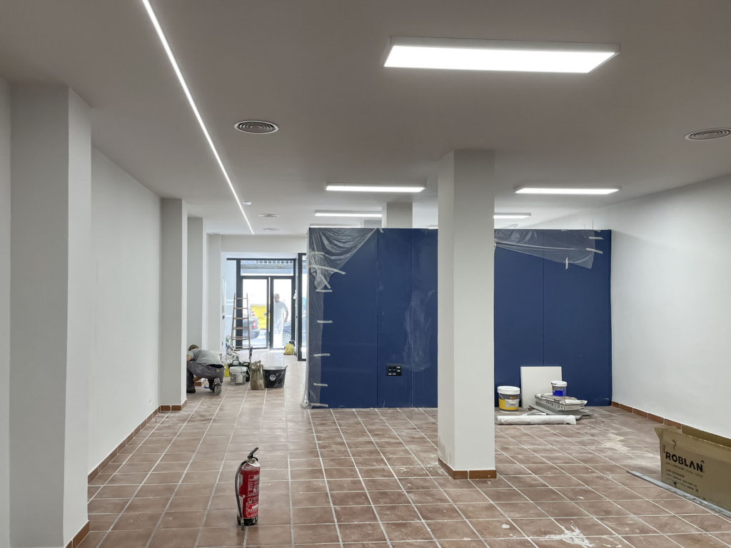 Reforma local comercial oficina en Montes de Oca - Málaga - Ultimos retoques - 5 - Visión pasillo