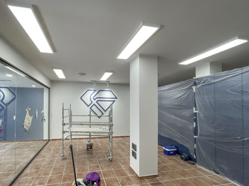 Reforma local comercial oficina en Montes de Oca - Málaga - Ultimos retoques - 9 - Logotipo empresa a medida