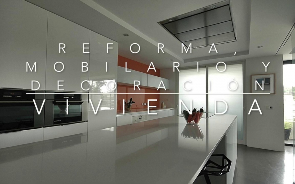 Reforma integral de vivienda con microcemento, pladur, madera lacada y cristal en Malaga