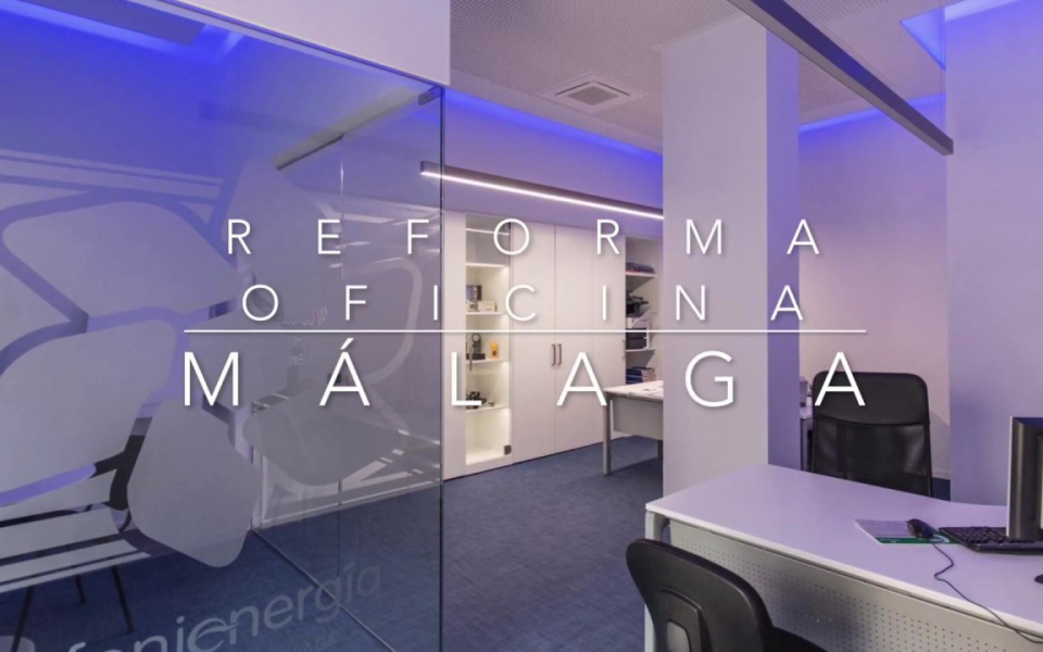 Reforma integral de oficina con pavimento vinilico, pladur, madera lacada y cristal en Malaga