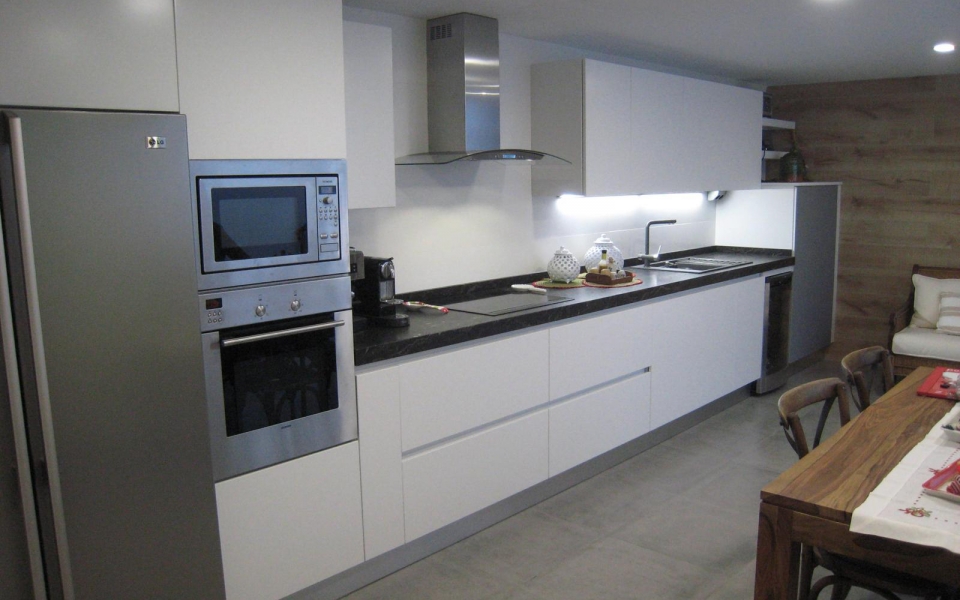 Reforma ampliacion de cocina en linea con piedra natural en Malaga