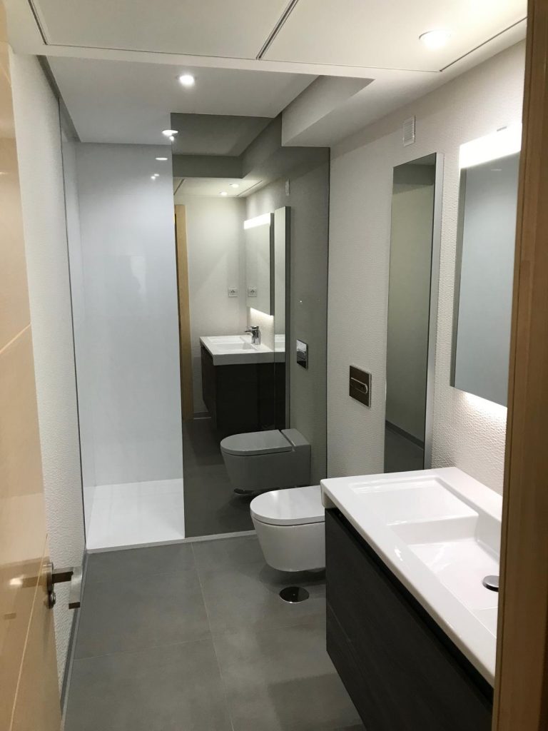 reforma baño con pladur y vinilo en Málaga 6