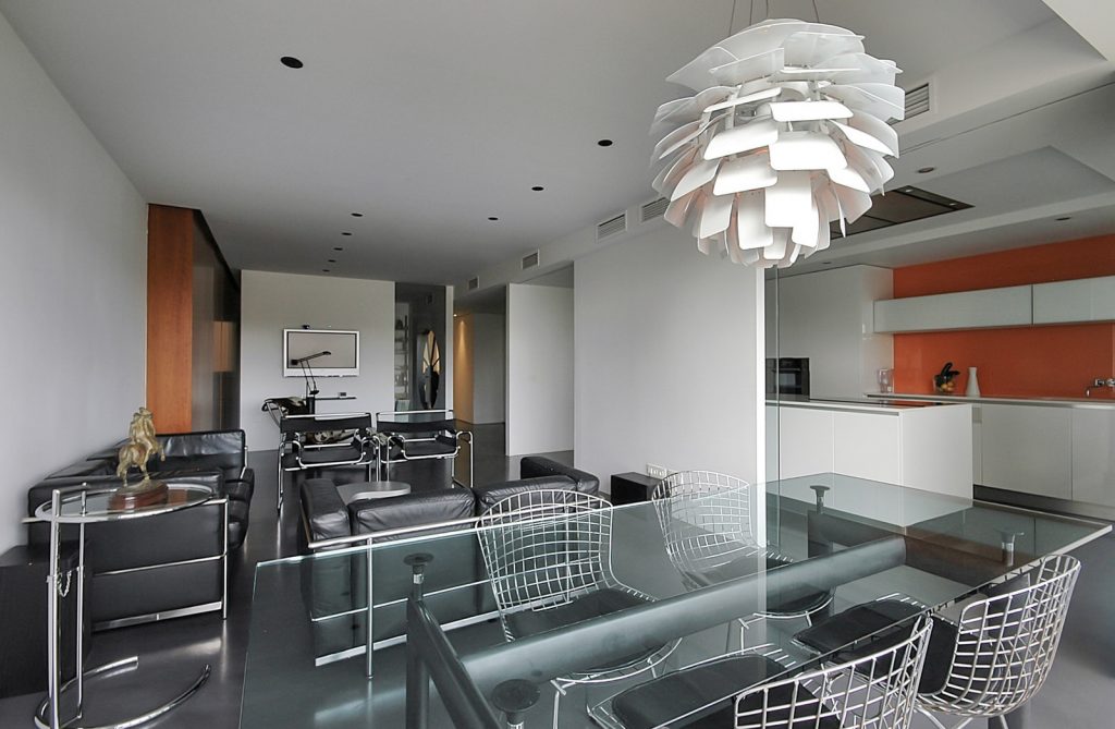 reforma de vivienda con pladur microcemento madera y cristal en Málaga 3