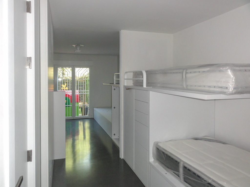 reforma de vivienda con pladur microcemento madera y cristal en Málaga 7