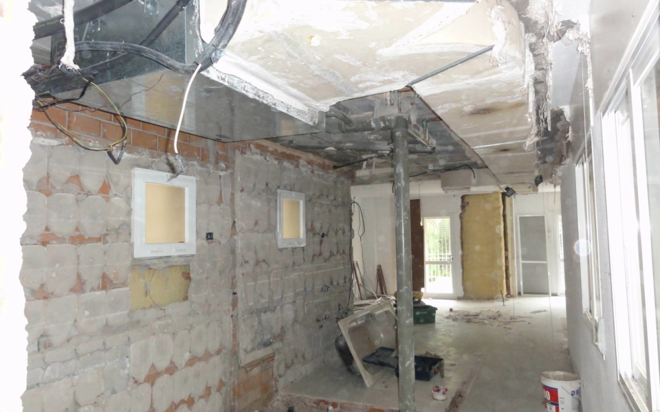 Reforma de vivienda con microcemento, pladur, madera lacada y cristal en El Limonar, Málaga